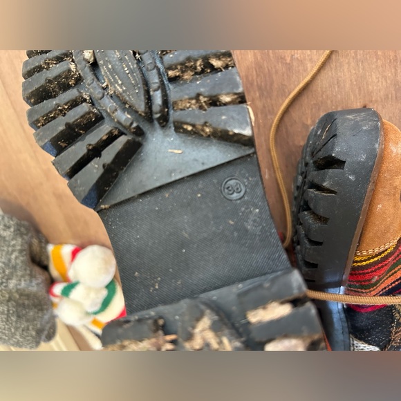 Peruvian handmade boots, extremely comfy, light wear on toes, size 38 fits 39 - Picture 4 of 5